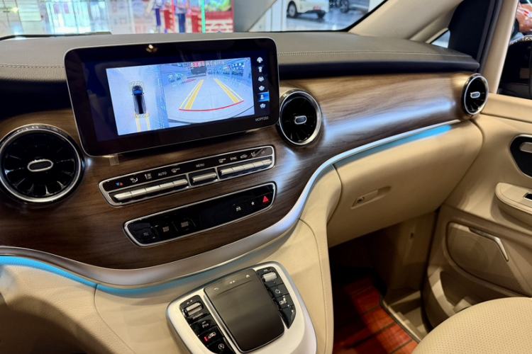 Used Mercedes-Benz V-Class 2016 V 260 Avantgarde Edition Interior 10