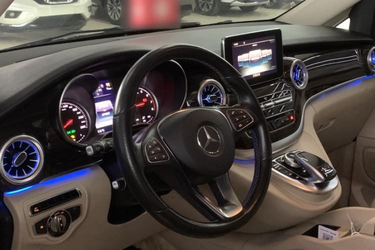 Used Mercedes-Benz V-Class 2016 V 260 Avantgarde Edition Interior 2