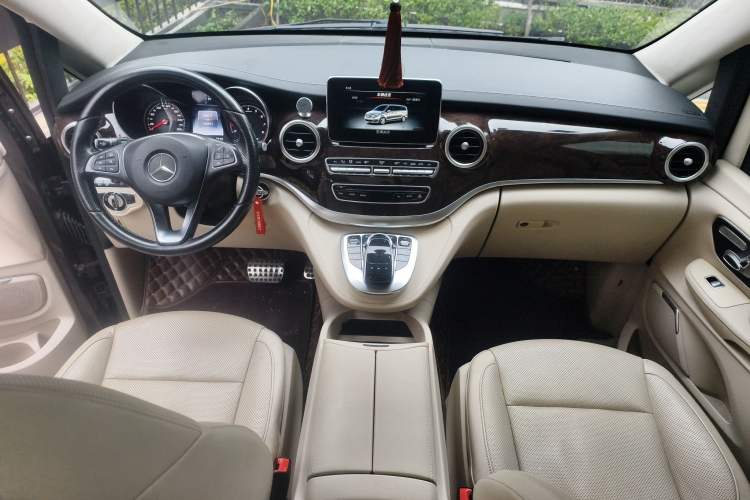 Used Mercedes-Benz V-Class 2016 V 260 L Prestige Extended Edition Interior 2