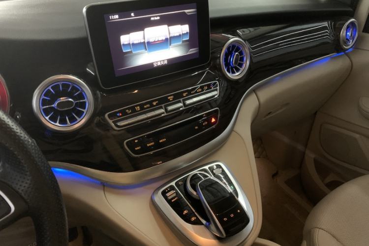 Used Mercedes-Benz V-Class 2016 V 260 Avantgarde Edition Interior 3