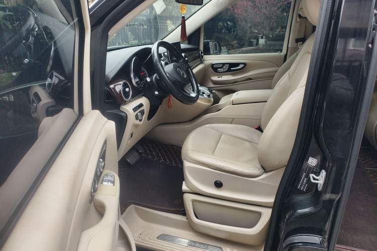 Used Mercedes-Benz V-Class 2016 V 260 L Prestige Extended Edition Interior 3
