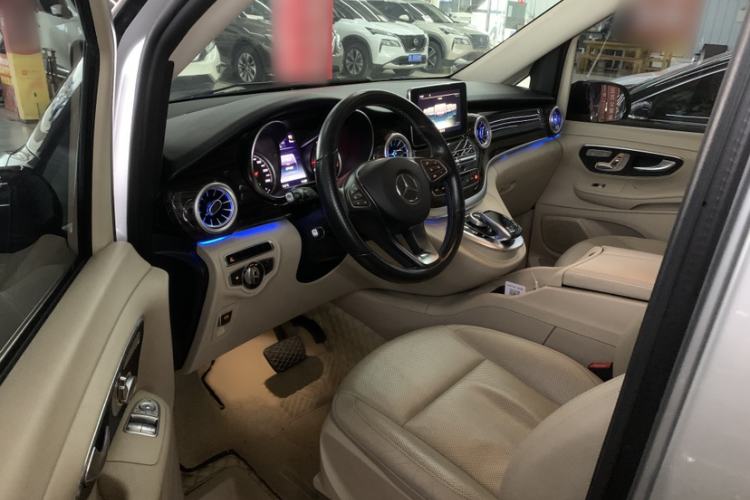 Used Mercedes-Benz V-Class 2016 V 260 Avantgarde Edition Interior 4
