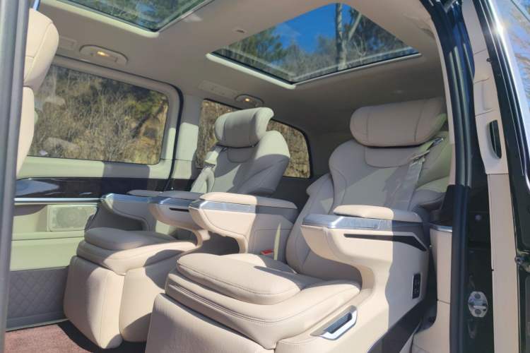 Used Mercedes-Benz V-Class 2016 V 260 L Prestige Extended Edition Interior 6