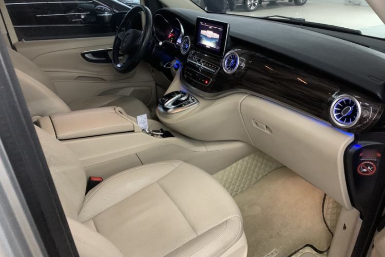 Used Mercedes-Benz V-Class 2016 V 260 Avantgarde Edition Interior 7