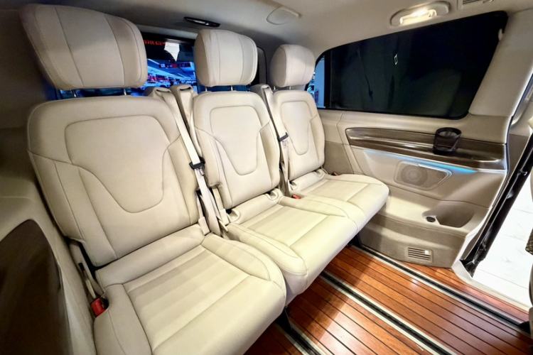 Used Mercedes-Benz V-Class 2016 V 260 Avantgarde Edition Interior 7