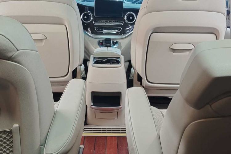Used Mercedes-Benz V-Class 2016 V 260 L Prestige Extended Edition Interior 8