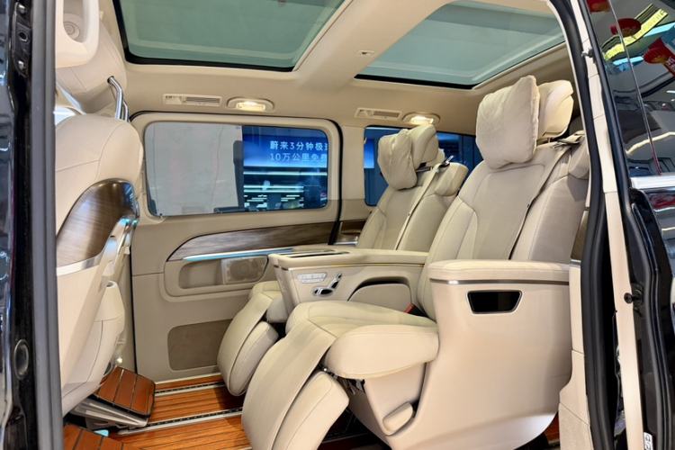 Used Mercedes-Benz V-Class 2016 V 260 Avantgarde Edition Interior 9
