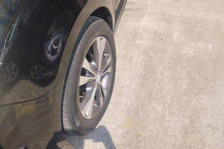 Used Mercedes-Benz V-Class 2016 V 260 L Prestige Extended Edition Left Front Wheel Hub