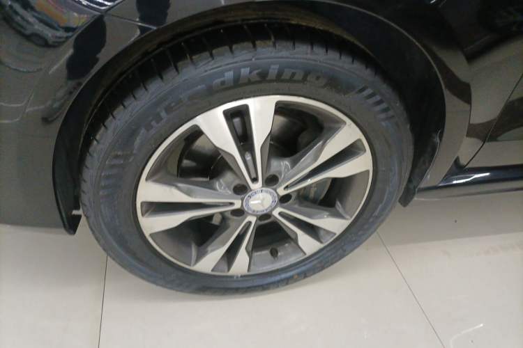 Used Mercedes-Benz V-Class 2016 V 260 L Prestige Extended Edition Left Front Wheel Hub