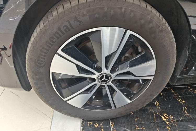 Used Mercedes-Benz V-Class 2016 V 260 L Prestige Extended Edition Left Front Wheel Hub