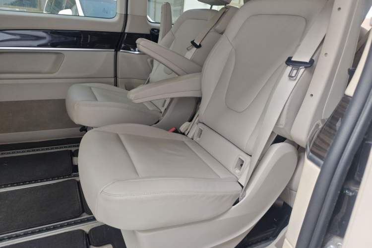 Used Mercedes-Benz V-Class 2016 V 260 Avantgarde Edition Left Rear Seat