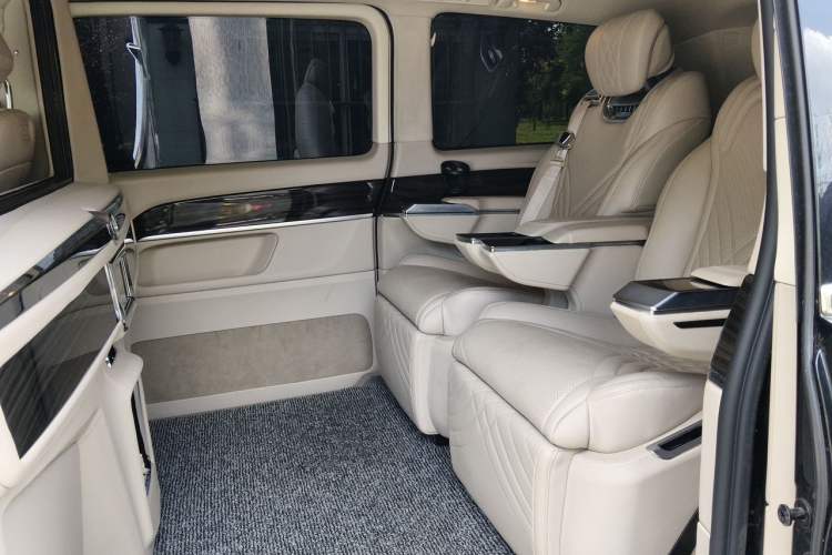 Used Mercedes-Benz V-Class 2016 V 260 Avantgarde Edition Left Rear Seat