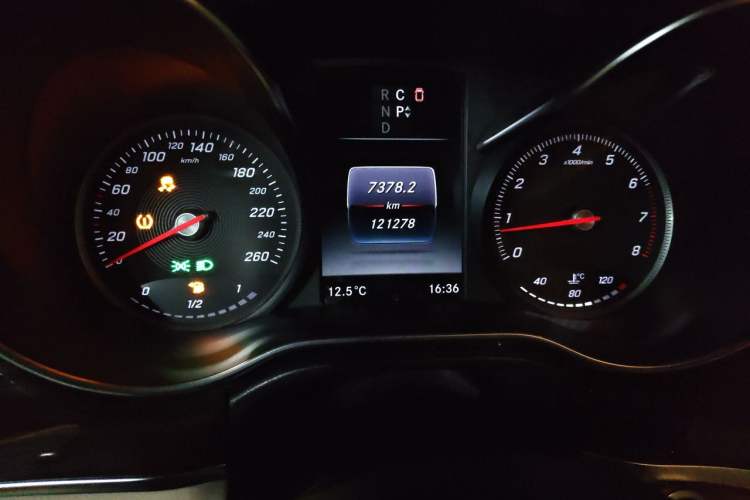 Used Mercedes-Benz V-Class 2016 V 260 Avantgarde Edition Odometer Close Up