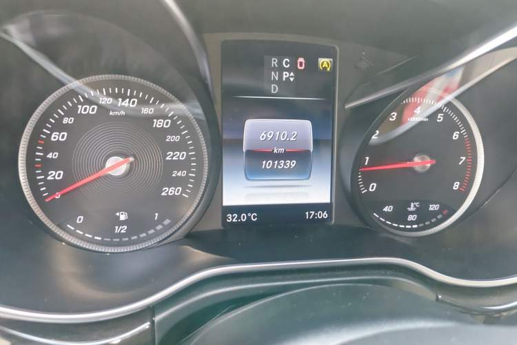 Used Mercedes-Benz V-Class 2016 V 260 Avantgarde Edition Odometer Close Up