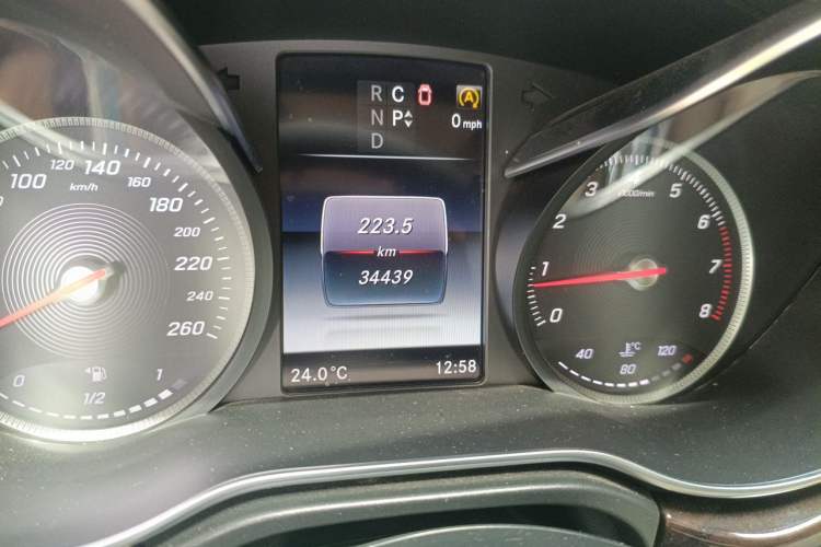 Used Mercedes-Benz V-Class 2016 V 260 L Prestige Extended Edition Odometer Close Up