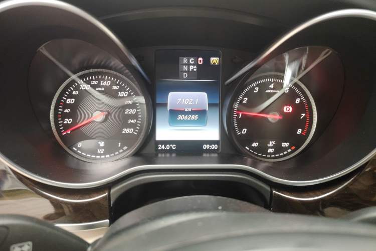 Used Mercedes-Benz V-Class 2016 V 260 L Prestige Extended Edition Odometer Close Up