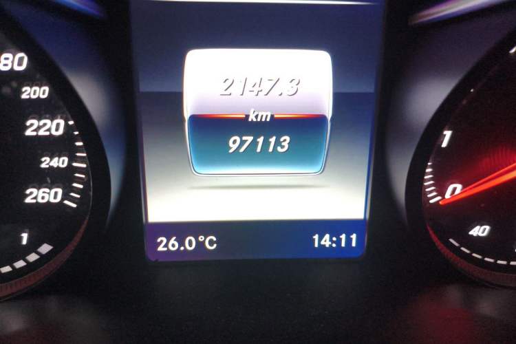 Used Mercedes-Benz V-Class 2016 V 260 Avantgarde Edition Odometer Close Up