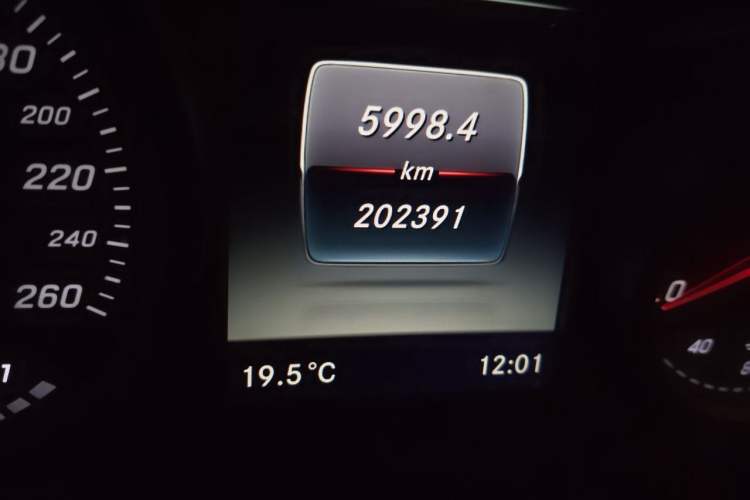 Used Mercedes-Benz V-Class 2016 V 260 L Prestige Extended Edition Odometer Close Up