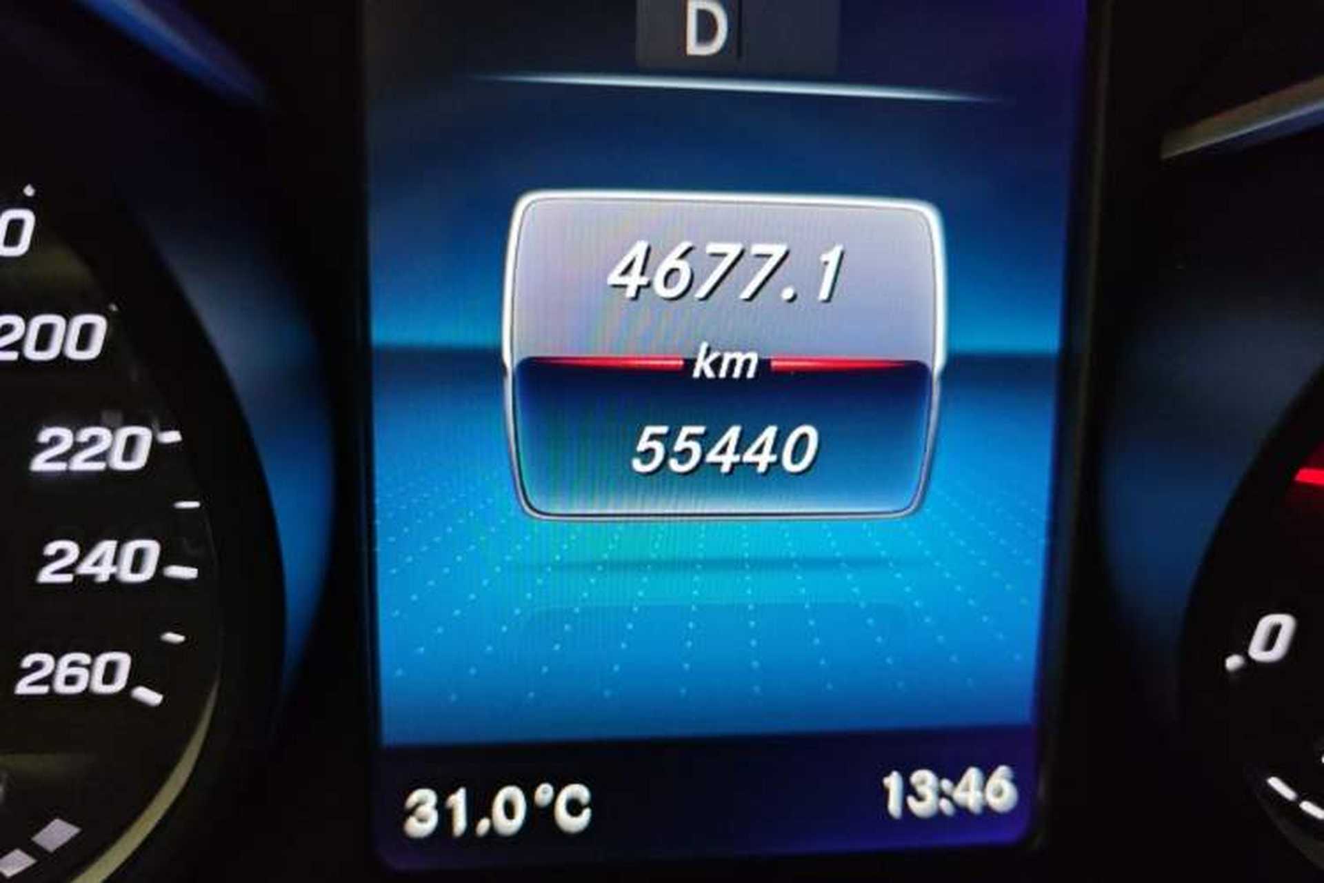 Used Mercedes-Benz V-Class 2016 V 260 Avantgarde Edition Odometer Close Up