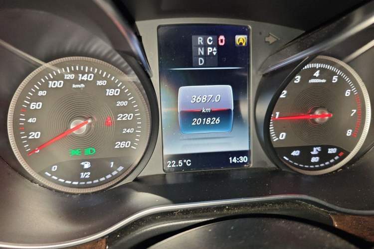 Used Mercedes-Benz V-Class 2016 V 260 Prestige Edition Odometer Close Up