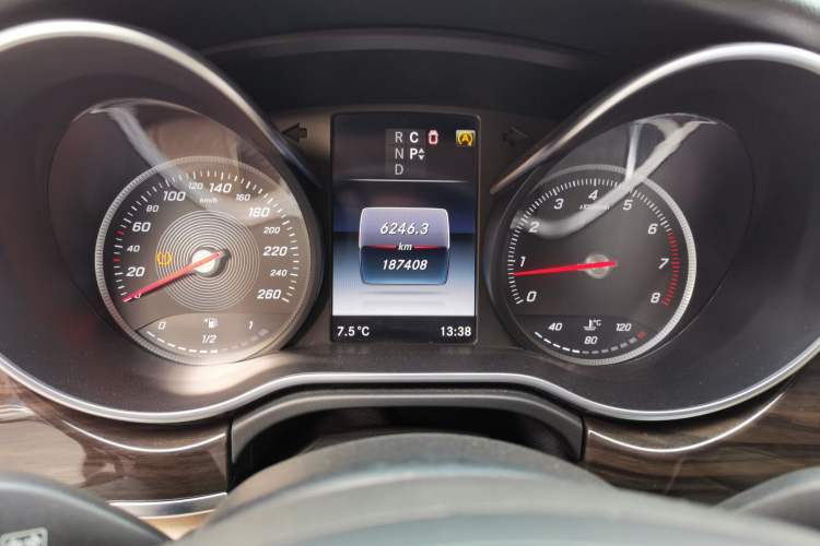 Used Mercedes-Benz V-Class 2016 V 260 Avantgarde Edition Odometer Close Up