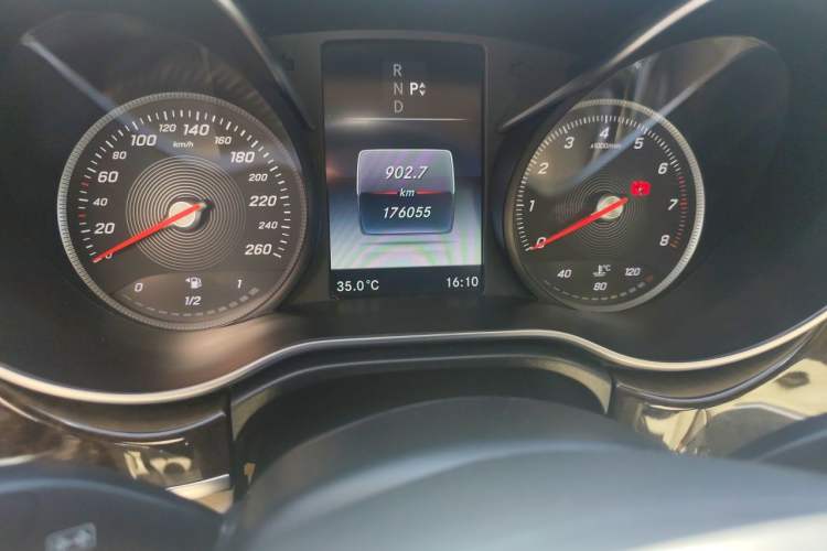 Used Mercedes-Benz V-Class 2016 V 260 L Prestige Extended Edition Odometer Close Up