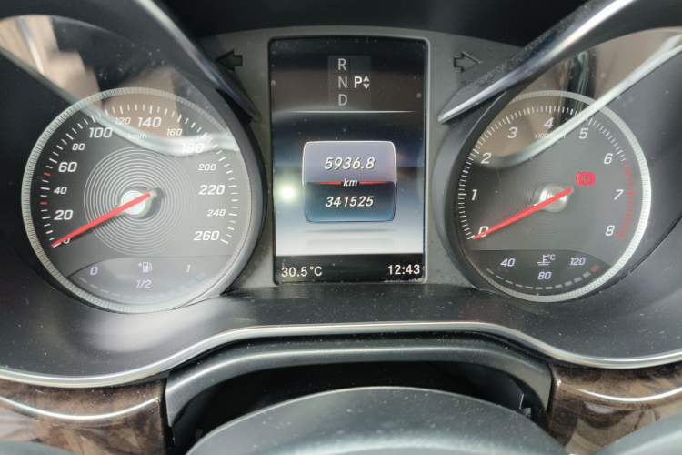 Used Mercedes-Benz V-Class 2016 V 260 L Prestige Extended Edition Odometer Close Up