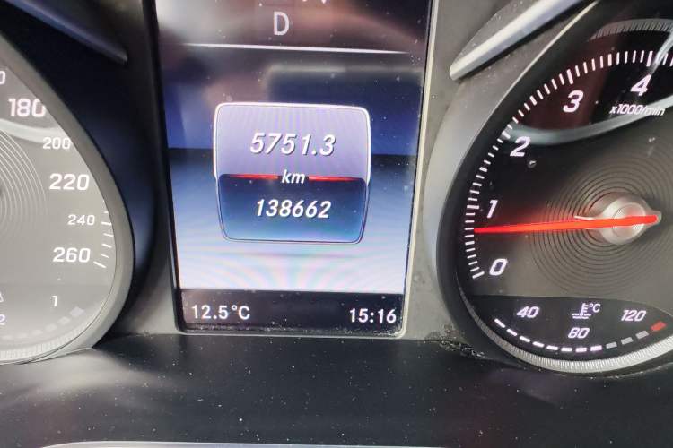 Used Mercedes-Benz V-Class 2016 V 260 L Prestige Extended Edition Odometer Close Up
