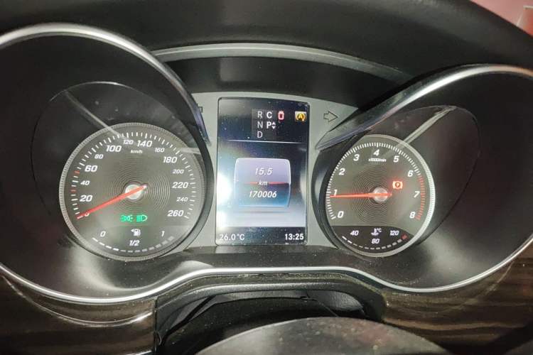 Used Mercedes-Benz V-Class 2016 V 260 Avantgarde Edition Odometer Close Up