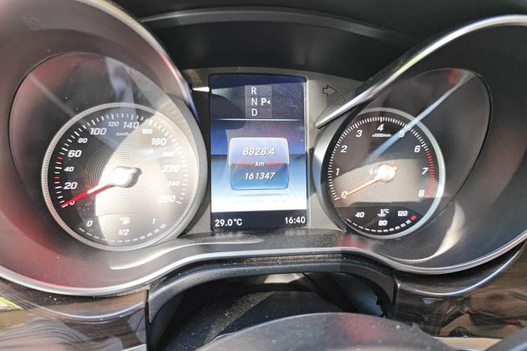 Used Mercedes-Benz V-Class 2016 V 260 Avantgarde Edition Odometer Close Up