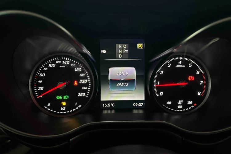 Used Mercedes-Benz V-Class 2016 V 260 Prestige Edition Odometer Close Up