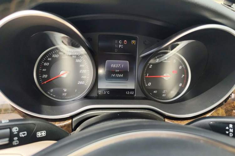 Used Mercedes-Benz V-Class 2016 V 260 L Prestige Extended Edition Odometer Close Up