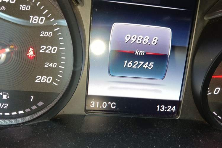 Used Mercedes-Benz V-Class 2016 V 260 L Prestige Extended Edition Odometer Close Up