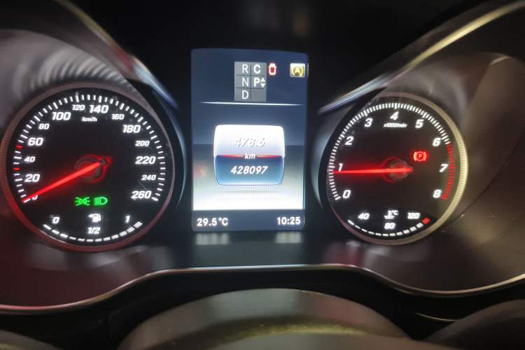Used Mercedes-Benz V-Class 2016 V 260 Prestige Edition Odometer Close Up