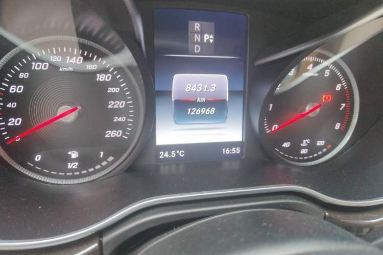 Used Mercedes-Benz V-Class 2016 V 260 Avantgarde Edition Odometer Close Up