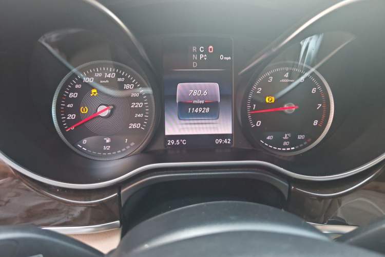 Used Mercedes-Benz V-Class 2016 V 260 Prestige Edition Odometer Close Up