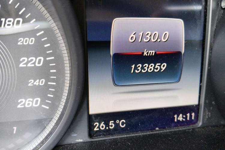 Used Mercedes-Benz V-Class 2016 V 260 Avantgarde Edition Odometer Close Up