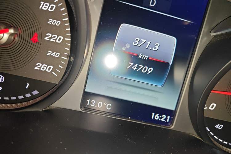 Used Mercedes-Benz V-Class 2016 V 260 L Prestige Extended Edition Odometer Close Up