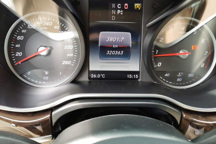 Used Mercedes-Benz V-Class 2016 V 260 Prestige Edition Odometer Close Up