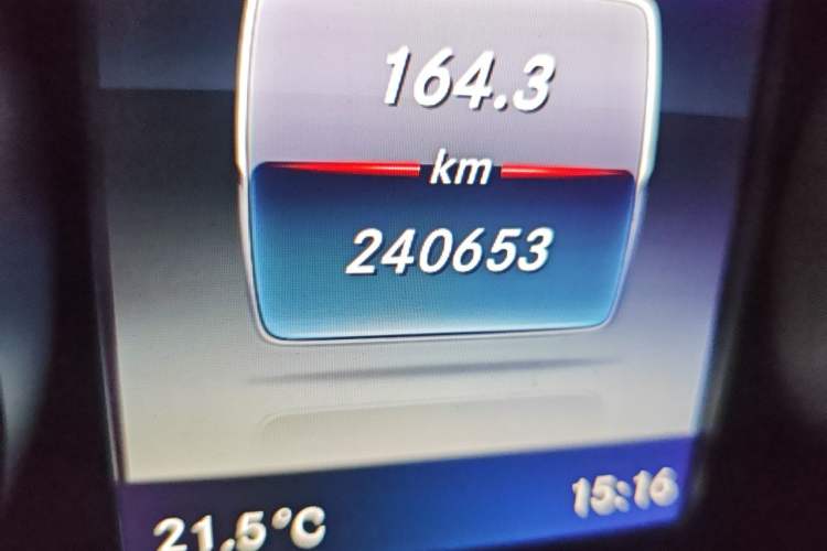 Used Mercedes-Benz V-Class 2016 V 260 Avantgarde Edition Odometer Close Up
