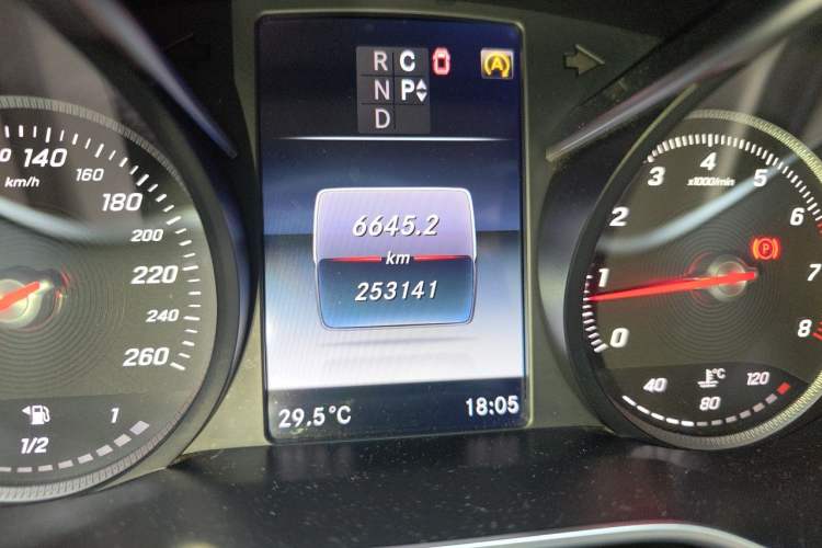Used Mercedes-Benz V-Class 2016 V 260 Prestige Edition Odometer Close Up
