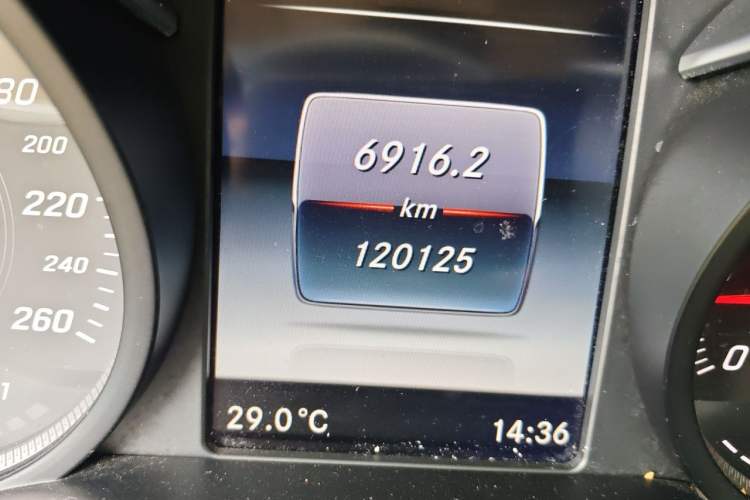 Used Mercedes-Benz V-Class 2016 V 260 Prestige Edition Odometer Close Up