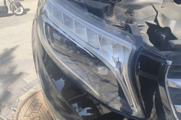 Used Mercedes-Benz V-Class 2016 V 260 L Prestige Extended Edition Right Front Headlight