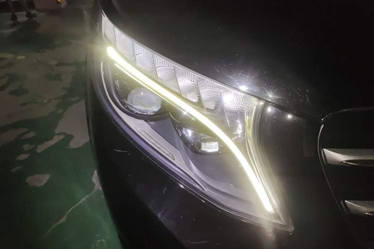 Used Mercedes-Benz V-Class 2016 V 260 Avantgarde Edition Right Front Headlight
