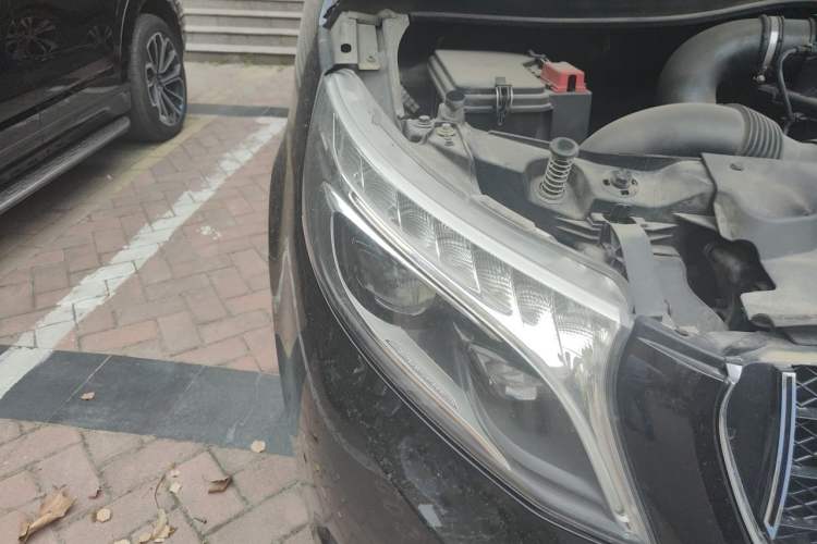 Used Mercedes-Benz V-Class 2016 V 260 Avantgarde Edition Right Front Headlight