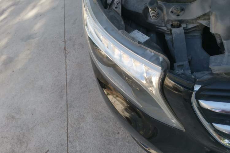 Used Mercedes-Benz V-Class 2016 V 260 L Prestige Extended Edition Right Front Headlight