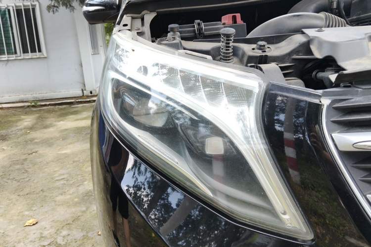 Used Mercedes-Benz V-Class 2016 V 260 Avantgarde Edition Right Front Headlight