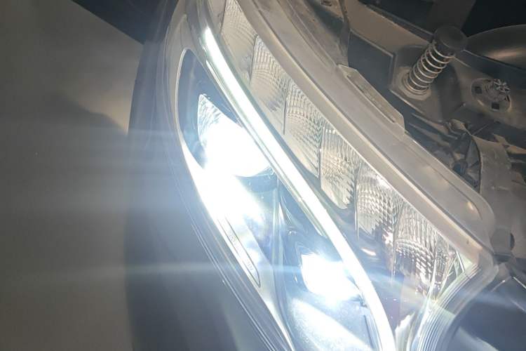 Used Mercedes-Benz V-Class 2016 V 260 L Prestige Extended Edition Right Front Headlight