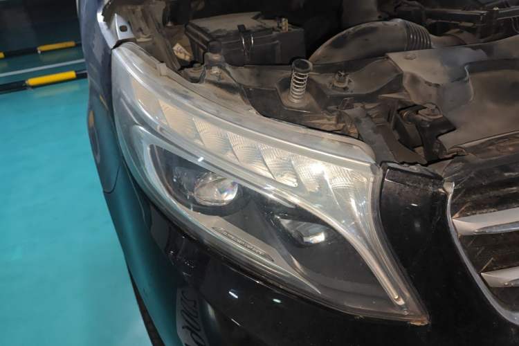 Used Mercedes-Benz V-Class 2016 V 260 Avantgarde Edition Right Front Headlight