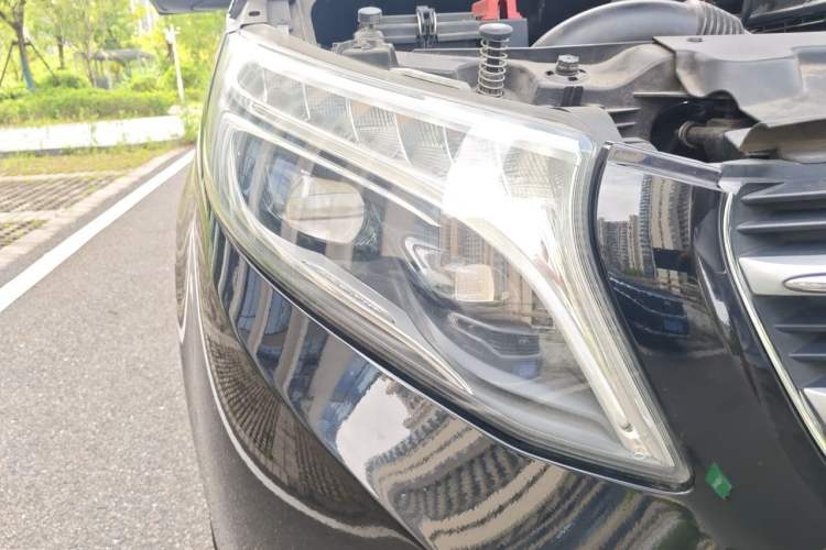 Used Mercedes-Benz V-Class 2016 V 260 Prestige Edition Right Front Headlight